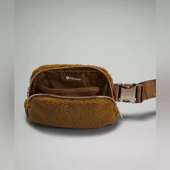 NWOT lululemon Everywhere Belt Bag 1L Fleece Unisex - Picture 6 of 10